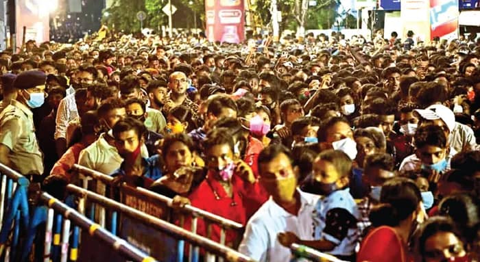 তর্ক বিতর্ক:  মোবাইলে নয়, লাইন দিয়ে ঠাকুর দেখাতেই আনন্দ