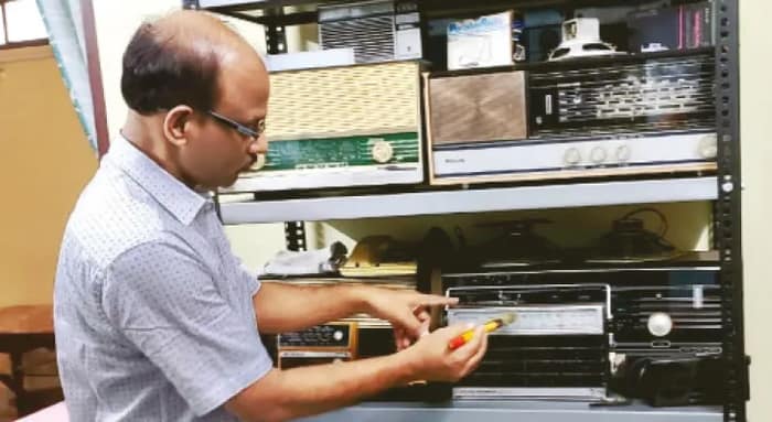 কোচবিহারের অধ্যাপকের কাছে রয়েছে দেড়শোরও বেশি রেডিও