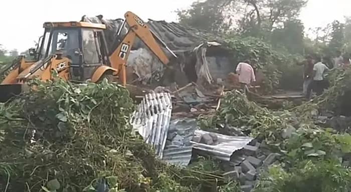 পঞ্চায়েত প্রধানকে ভোট না দেওয়ার ‘সাজা’, বুলডোজারে ভাঙা হল বাড়ি