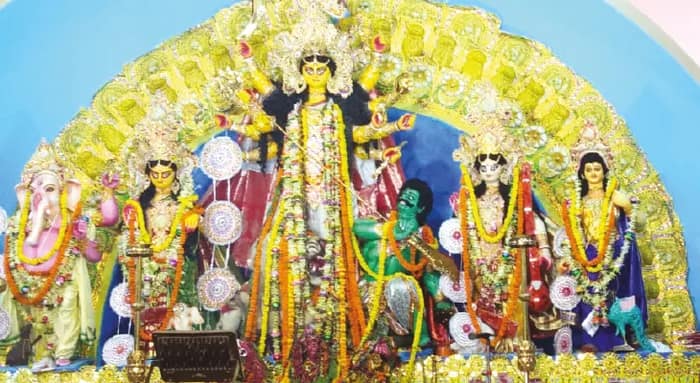 থিম নয়, ঐতিহ্য মেনেই পুজো বালির দুই মন্দিরে