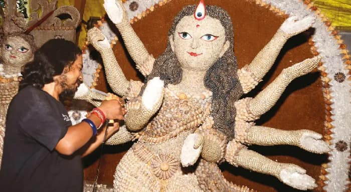হাবড়ায় মুক্তো, ঝিনুক, শঙ্খ দিয়ে তৈরি হচ্ছে দেবীর মূর্তি