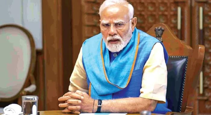 আরজেডির পোস্টারে এক কোণে লালুর ছবি! ‘পাপ ঢাকার চেষ্টা তেজস্বীর’, ঠেস মোদির