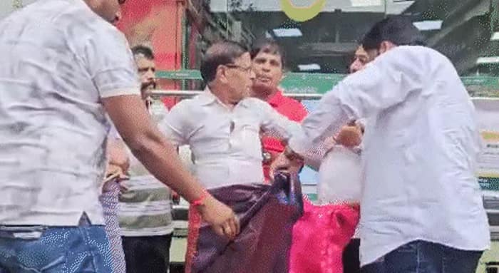 মহারাষ্ট্রে কংগ্রেস নেতাকে শাড়ি পরিয়ে হেনস্তা বিজেপির