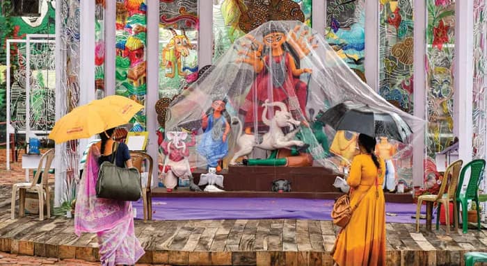 হাঁটু জল ভেঙে দুর্গা দর্শন শ্রীভূমিতে, আলো বন্ধ রাখল বহু পুজো কমিটি