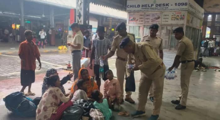 হাওড়ার অধিকাংশ ওয়ার্ডই জলের তলায়,  পুজোর আগে ভেস্তে গেল মঙ্গলাহাটের বিক্রিবাটা