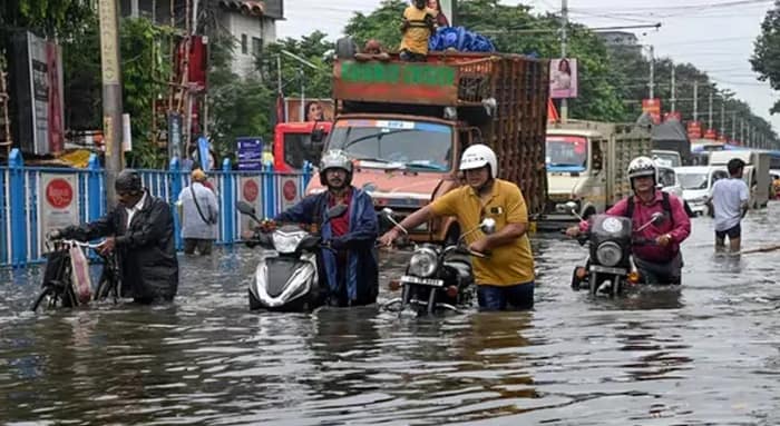 সল্টলেক-নিউটাউন জলমগ্ন, বাড়িতে জল ঢুকে দুর্ভোগ, বাতিল ৯১ বিমান