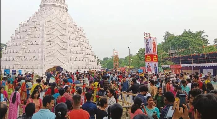 ভিড়ের চাপে তিতিবিরক্ত বাসিন্দারা