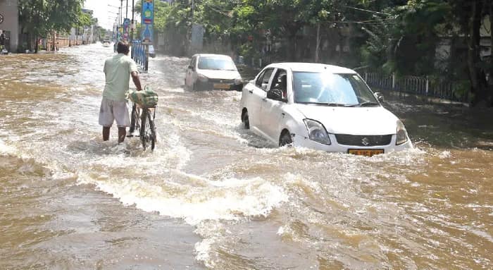 ২৪ ঘণ্টা পেরলেও ডুবে রইল  ইএম বাইপাস সংলগ্ন এলাকা, নিকাশি খাল টইটুম্বুর, জমা জল টানতে ‘অপারগ’ পাম্পিং স্টেশন