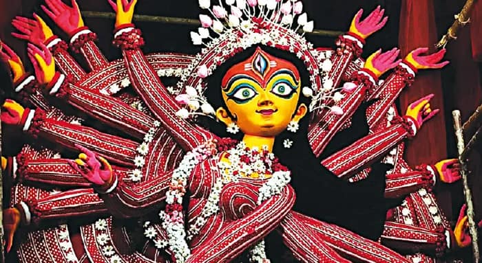 শিল্পী সনাতনের হাতে সেজে উঠেছেন আঠারো হাতের নৃত্যরতা অষ্টাদশী দুর্গা, নলিন সরকার স্ট্রিটে থিম ‘রূপান্তর’
