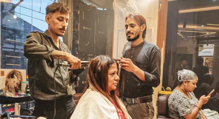 পুজোর আগে রূপচর্চার হিড়িক, মালদহে বিউটি পার্লার খোলা থাকছে মধ্যরাত পর্যন্ত