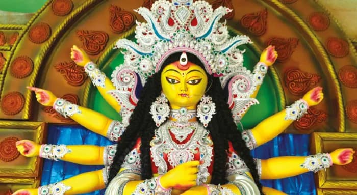 ফেস্টিভ মুড অন, তৃতীয়ার সন্ধ্যাতেই মণ্ডপমুখী মানুষ, ব্যাপক ভিড় দোকানে