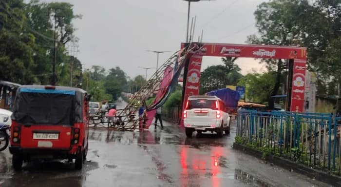 ব্যাপক ঝড়-বৃষ্টিতে রাজ্য সড়কে ভেঙে পড়ল তোরণ, দু’ঘন্টা বন্ধ যান চলাচল