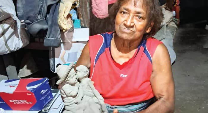 ‘এখানে দুর্গা প্রতিমা বিক্রি নেই!’ কুমোরটুলিতে আছে এমনও এক শিল্পীর ঘর