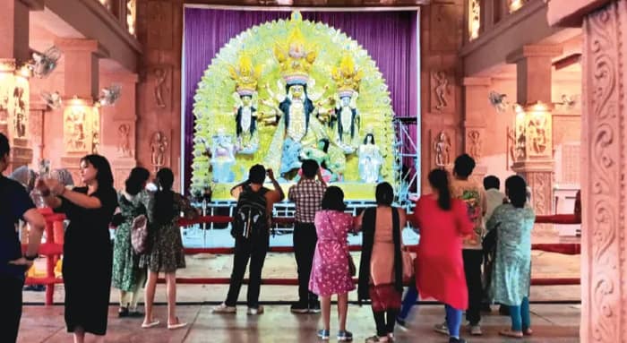 নবতিপর ম্যাডক্সের ম্যাজিক, সম্মোহিত ষোলো থেকে আশি, দুর্গার রূপ আর মায়াবী আলো রাঙিয়ে তুলছে পুজোর প্রেম