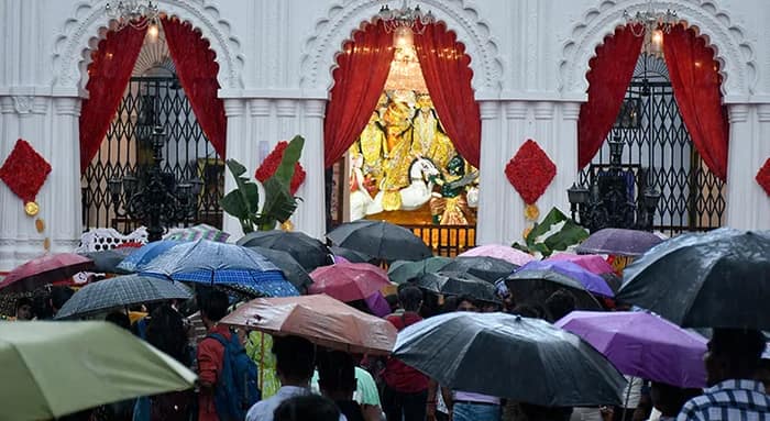 দুর্বল হচ্ছে নিম্নচাপ, নবমী পর্যন্ত কোথাও ভারী বৃষ্টির আশঙ্কা নেই, প্রবল বর্ষণ হতে পারে দশমীতে