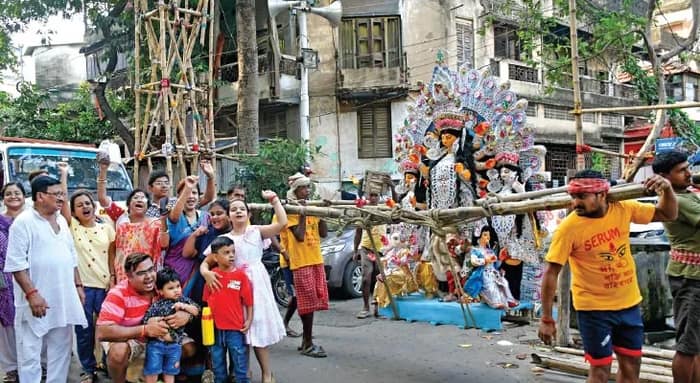 রফিক, আনোয়ারদের কাঁধে চেপেই মা কুমোরটুলি থেকে সপরিবারে মণ্ডপমুখী, এবার দুর্গাপুজোয় রোজগার ভালো হওয়ায় খুশি কুলিরা