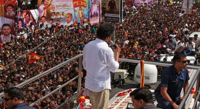 তামিলনাড়ুতে পদপিষ্ট কাণ্ড: মৃতদের পরিবারকে ২০ লক্ষ টাকা করে আর্থিক সাহায্যের ঘোষণা অভিনেতা তথা টিভিকে প্রধান বিজয়ের