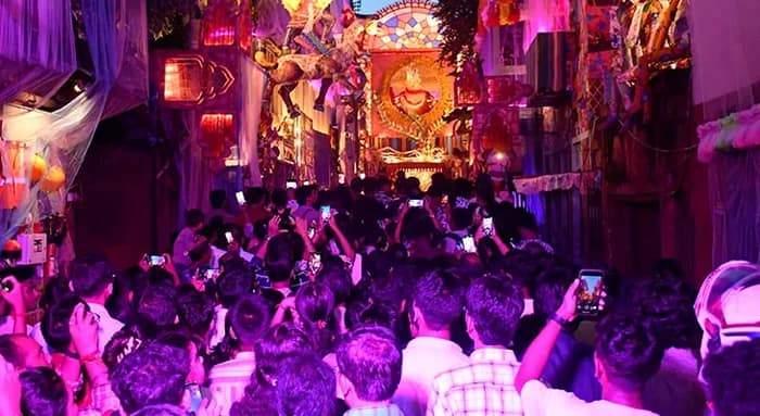 জনপ্লাবন পঞ্চমীতে ভাসল শহর