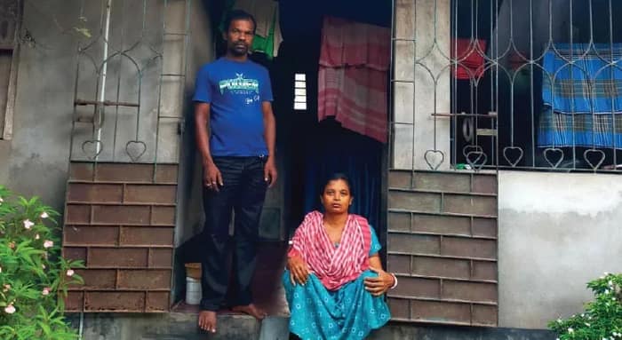 নতুন জামা নিয়ে ফিরত প্রিয়াঙ্কা, মেয়ের ছবি বুকে আঁকড়ে পুজো কাটে বাবা-মায়ের