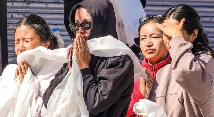 লে-তে কার্ফু অব্যাহত, বন্ধ ইন্টারনেট, পুলিশের গুলিতে মৃত ‘কার্গিল ওয়ার হিরো’র শেষকৃত্য সম্পন্ন