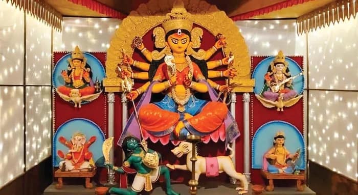 না ফেরার দেশে চলে যাওয়া মায়েদের স্মৃতি দিয়ে সাজছে তরুণ দলের মণ্ডপ