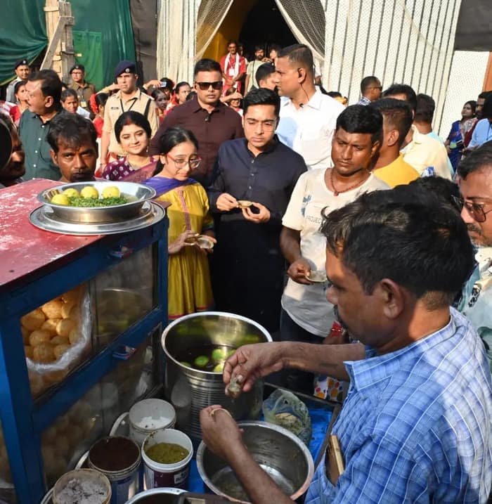 জ'পুর জয়শ্রী পুজো কমিটিতে পরিযায়ী শ্রমিকদের সঙ্গে কথা, উৎসবের উপহার তুলে দিলেন, ফুচকা খেলেন তৃণমূল সাংসদ অভিষেক বন্দ্যোপাধ্যায়