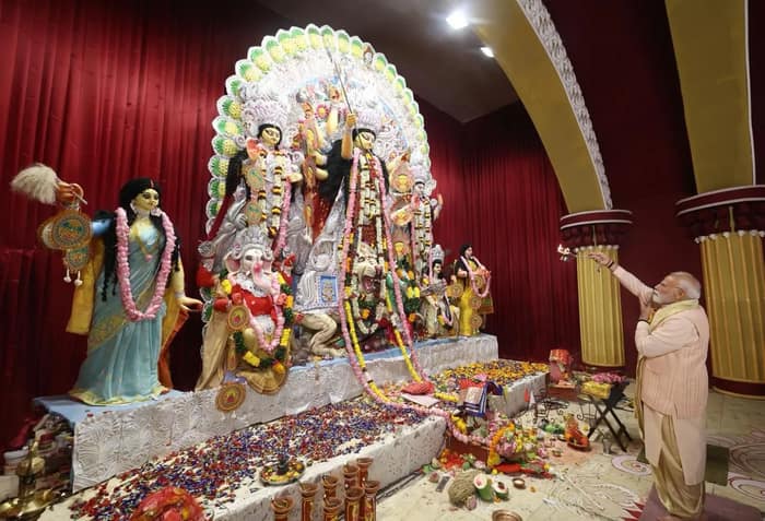 মহাঅষ্টমী তিথিতে দিল্লির চিত্তরঞ্জন পার্কে গেলেন প্রধানমন্ত্রী নরেন্দ্র মোদি, করলেন দেবী দুর্গার আরতি