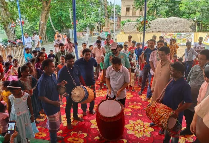 বাঙালির উৎসবে গ্রামের পুজোতে মেতে উঠলেন চীনেরা, বানালেন নারকোল নাড়ু ঢাক বাজালেন কনসাল জেনারেল