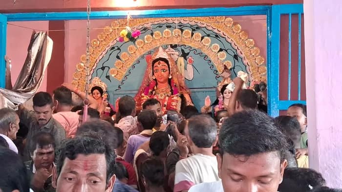 পুজো শেষ হয়েও ময়নাগুড়ির বার্নিশ গ্রামে হয় না শেষ