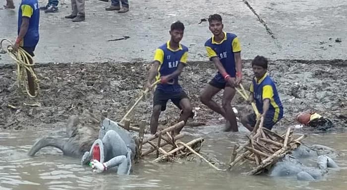 সুষ্ঠুভাবে প্রতিমা নিরঞ্জন, দু’দিনে গঙ্গা থেকে তোলা হল ৪৫০০ টন কাঠামো