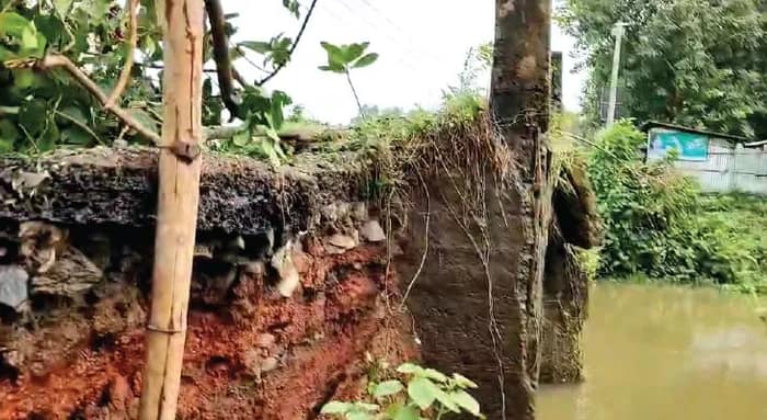 বৃষ্টিতে ধস, ধনেশ্বরপুর-মোহনপুর রাস্তায় বন্ধ ভারী যান চলাচল