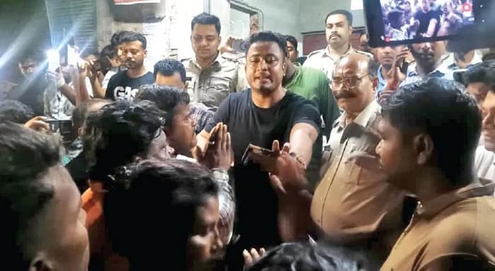 গেস্ট হাউসের আড়ালে মধুচক্র রাতভর বিক্ষোভ বাসিন্দাদের