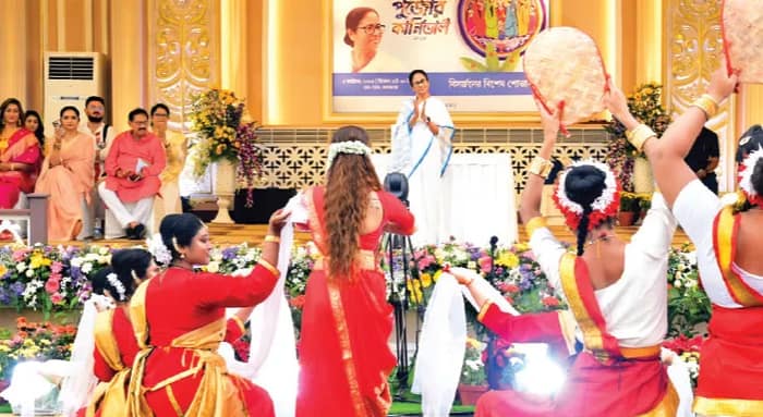 উৎসবের আমেজে রেড রোড রঙিন মমতার দুর্গা কার্নিভালে