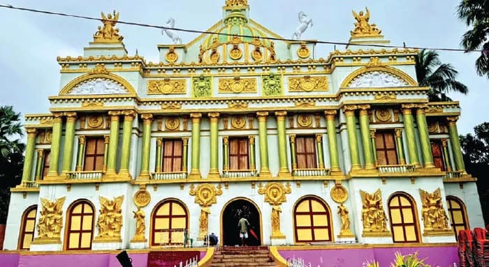 মথুরাপুরের লক্ষ্মীপুজোয় প্যারিসের অপেরা হাউসের আদলে মণ্ডপ