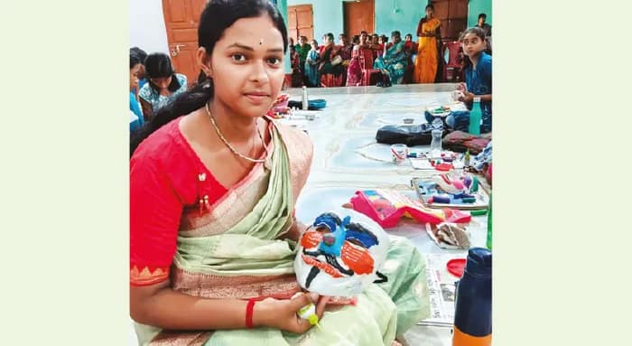 উপার্জন করতে মুখোশ তৈরি শিখছেন নামখানা, পাথরপ্রতিমার ৩৫০ পড়ুয়া