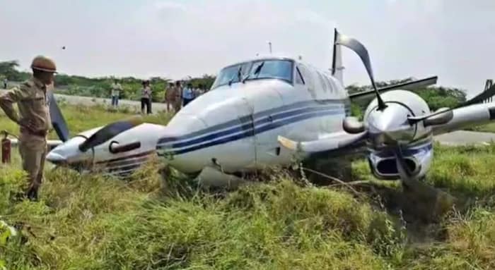 উত্তরপ্রদেশের এয়ারপোর্টে রানওয়ে থেকে ছিটকে পড়ল বিমান, বরাতজোরে রক্ষা যাত্রীদের
