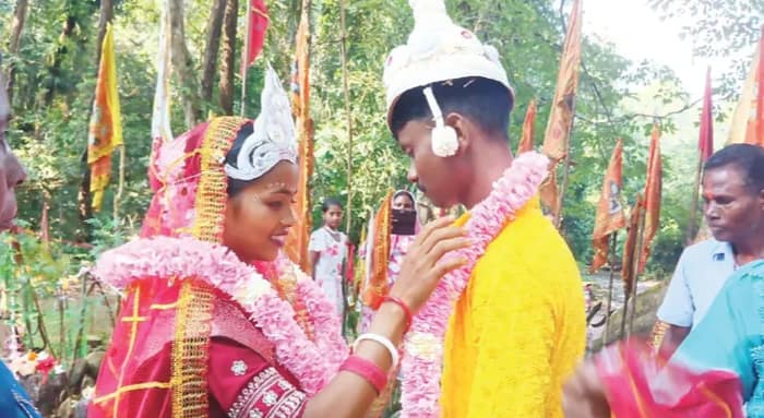 জলে ডুবেছে গ্রাম, জঙ্গলে বিয়ের আসর, মালাবদলের সাক্ষী মহাকাল!
