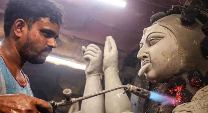 বিদায় নিচ্ছে বর্ষা, খুশি কুমোরটুলি, কালীপুজোর আগে চূড়ান্ত ব্যস্ত শিল্পীরা