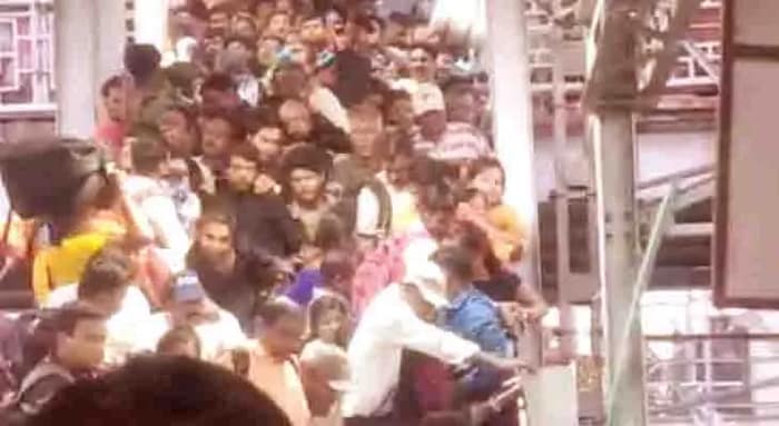 বর্ধমান: যাত্রীদের উপরই দায় চাপাচ্ছে রেল