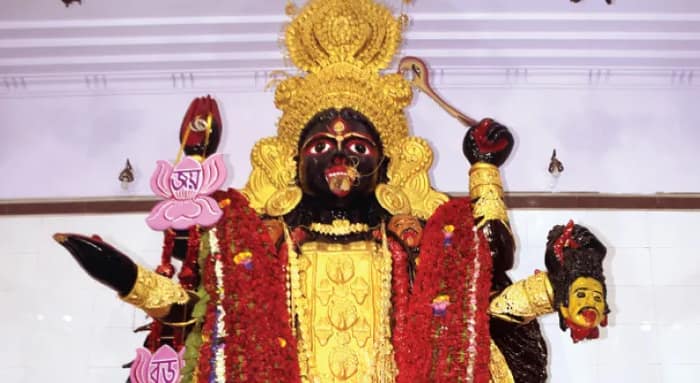 দু’কেজি সোনা-১২ কেজি রুপোর অলঙ্কার পরেন বারাসতের ‘বড়মা’