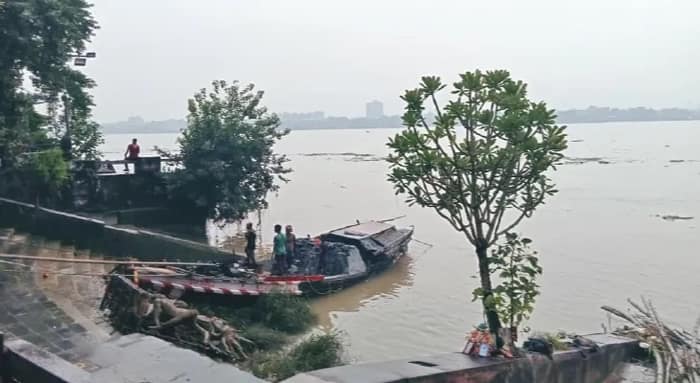 কাশী মিত্র ঘাটের প্রতিটি ধাপ মরণফাঁদ