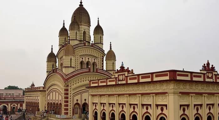 কালীপুজোর ভাবনায় মুঠোফোনে বন্দি শৈশব, বারাসতেও এবার দক্ষিণেশ্বর মন্দির!