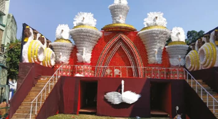 থিম ও সাবেকিয়ানার মেলবন্ধনে জমে উঠেছে মণিরামপুরের দীপাবলি
