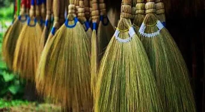 কালীপুজোর আগে অলক্ষ্মী বিদায়ের জন্য দেদার ঝাঁটা বিক্রি ঝাড়গ্রামে
