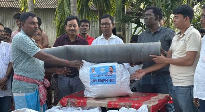 বন্যায় বিধ্বস্ত জলপাইগুড়ির ক্রান্তি, দুর্গতদের ত্রাণ দিতে পৌঁছলেন মন্ত্রী