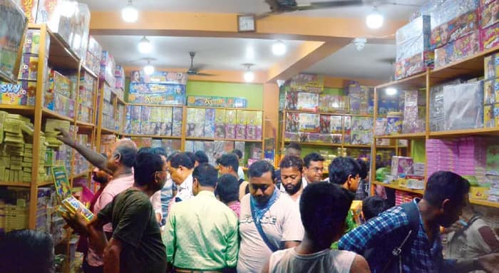 স্টক সীমিত, শেষবেলাতেও উপচে পড়া ভিড় চম্পাহাটির হাড়াল বাজি বাজারে
