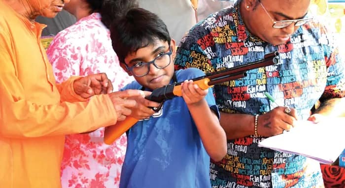 সাড়ে আটশোয় একে ৪৭, অটোমেটিক পিস্তল ৩৫০, ‘বন্দুক’ কিনতে উপচে পড়া ভিড় শহরের বাজি বাজারে