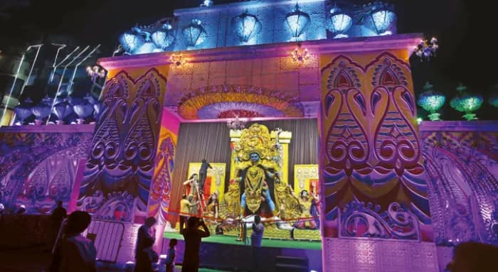 আমহার্স্ট স্ট্রিট নাকি গিরিশ পার্ক, আগে কোন পুজো?