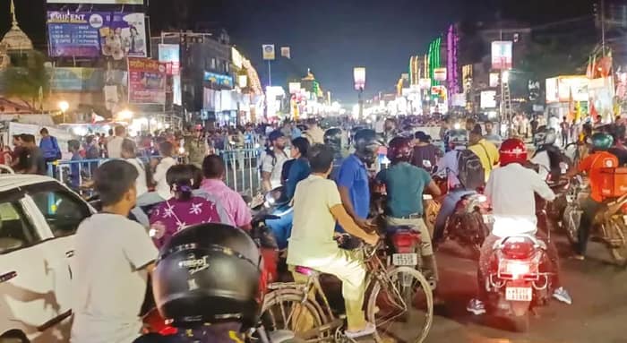 পুজোর আগের রাতে ঠাকুর দেখার ঢল, ‘স্তব্ধ’ বারাসত