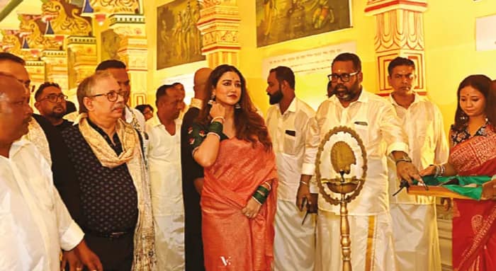 কালীপুজোর উদ্বোধনে মায়ের স্কুলে গিয়ে আবেগপ্রবণ টলি অভিনেত্রী সোহিনী